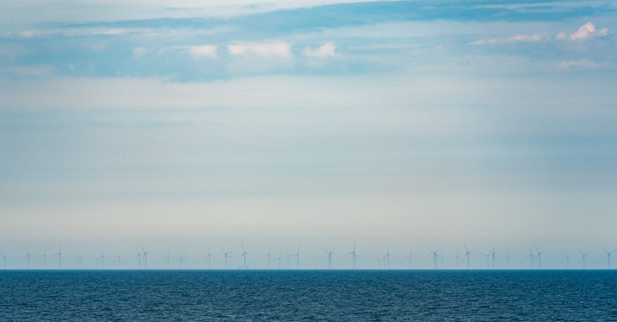 découvrez l'énergie marine, une source d'énergie renouvelable prometteuse, exploitant la puissance des mers et océans pour produire de l'électricité durable. plongez dans les technologies innovantes et les projets qui révolutionnent le secteur énergétique tout en préservant notre environnement.